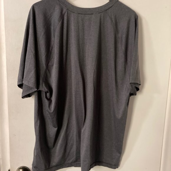 Old Navy Active T-shirt - Picture 2 of 6